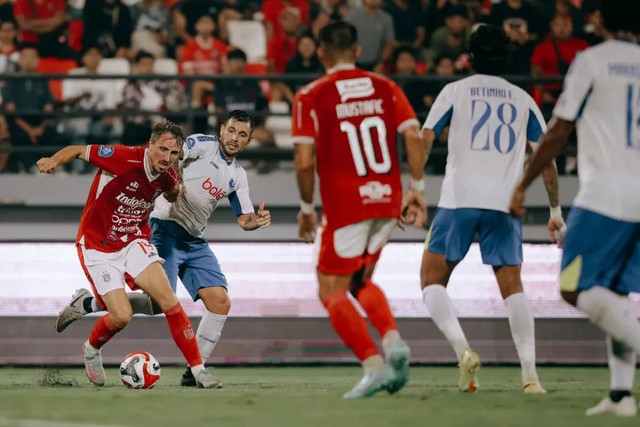 Bali United melawan Arema FC pada pertandingan Super League di Stadion Kapten I Wayan Dipta, Gianyar, Bali Minggu (4/1/2025). Foto: Instagram/@baliunitedfc