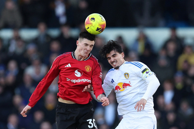 Pemain Leeds United Pascal Struijk berebut bola dengan pemain Manchester United Benjamin Sesko pada pertandingan Liga Inggris di Elland Road, Leeds, Inggris, Minggu (4/1/2025). Foto: Chris Radburn/REUTERS