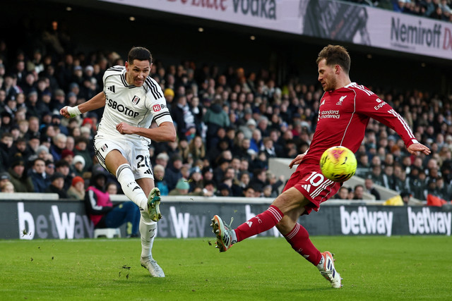 Pemain Fulham Sasa Lukic memberikan umpan kepada rekannya saat melawan Liverpool pada pertandingan Liga Inggris di Craven Cottage, London, Inggris, Minggu (4/1/2026). Foto: David Klein/REUTERS