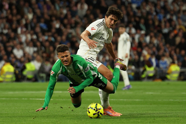 Pemain Real Madrid Gonzalo Garcia berebut bola dengan pemain Real Betis Nelson Deossa pada pertandingan Liga Spanyol di Santiago Bernabeu, Madrid, Spanyol, Minggu (4/1/2026). Foto: Violeta Santos Moura/REUTERS