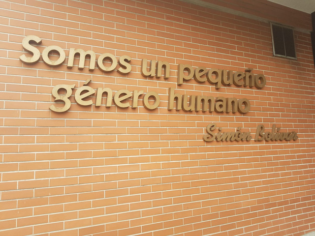 Kita adalah ras manusia yang kecil -Simón Bolivar (Proklamator Gran Colombia - Colombia, Venezuela, Ecuador, Panama) - pada Universidad de Simón Bolivar. Dokumen pribadi.