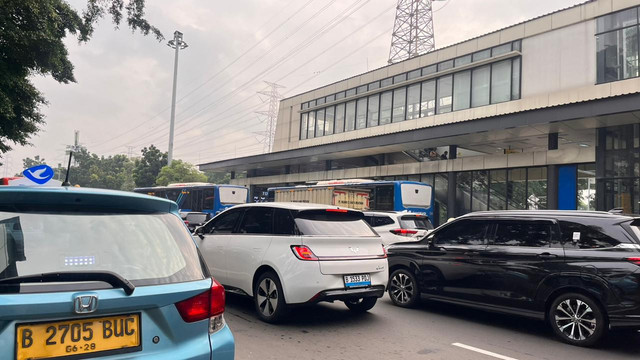 Arus lalu lintas di depan Halte Transjakarta Cawang Sentral, di Jalan Mayjen Sutoyo, Kramat Jati, Jakarta Timur, Senin (5/1). Foto: Nasywa Athifah/kumparan