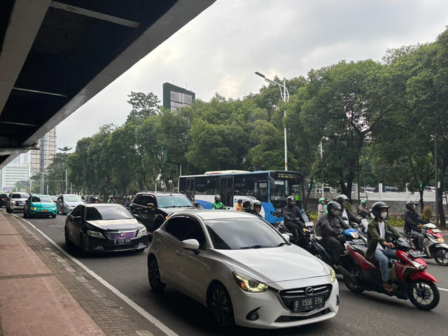 Suasana arus lalu lintas di Jalan T. B. Simatupang arah Fatmawati, Jakarta Selatan, Senin (5/1). Foto: Amira Nada Fauziyyah/kumparan