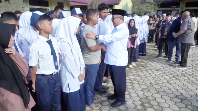 Mendikdasmen Abdul Mu'ti cek hari pertama sekolah di Aceh Tamiang, Senin (5/1/2026). Foto: Youtube/@KEMDIKDASMEN