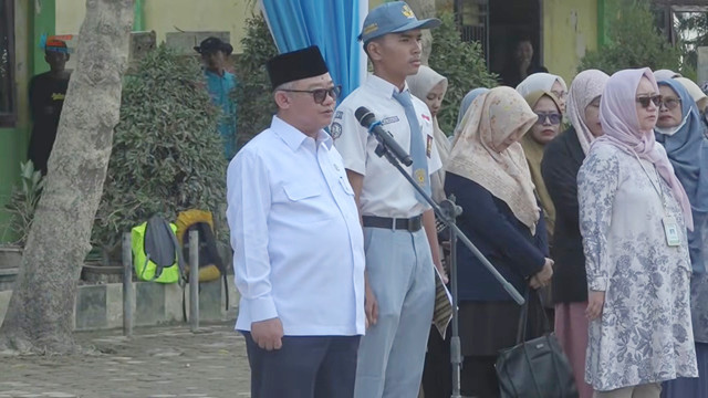 Mendikdasmen Abdul Mu'ti mengikuti upacara saat kegiatan hari pertama sekolah di Aceh Tamiang, Senin (5/1/2026). Foto: Youtube/@KEMDIKDASMEN