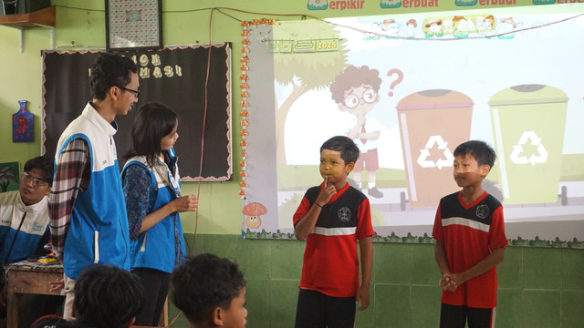 Momen siswa SDN 02 Desa Pagersari menjawab pertanyaan seputar kebersihan lingkungan bersama mahasiswa GIAT 14 UNNES. (Dokumentasi GIAT 14 UNNES)