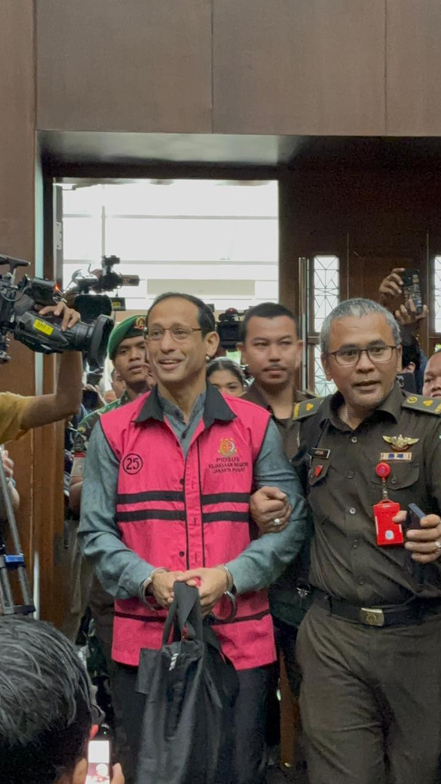 Eks Mendikbudristek Nadiem Makarim menghadiri sidang pembacaan dakwaan dirinya dalam kasus dugaan korupsi pengadaan laptop Chromebook di PN Jakpus pada Senin (5/1). Foto: Abid Raihan/kumparan