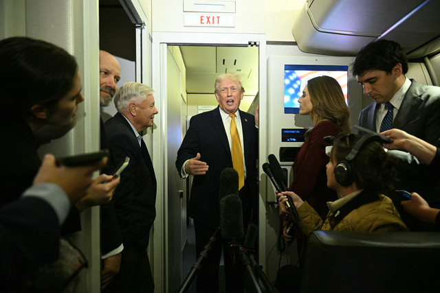 Presiden AS Donald Trump berbicara dengan wartawan di atas pesawat Air Force One dalam perjalanan kembali ke Washington, DC, pada 4 Januari 2026. Foto: ANDREW CABALLERO-REYNOLDS / AFP
