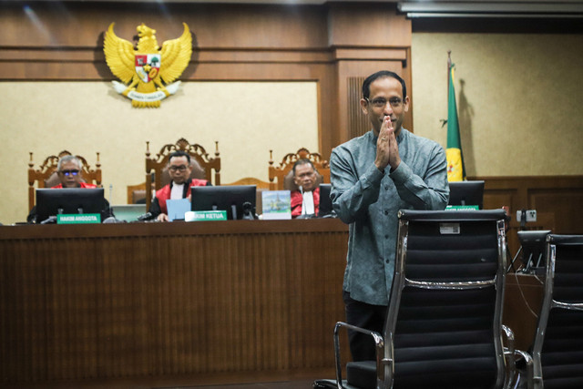 Tersangka kasus dugaan korupsi pengadaan laptop Chromebook Kementerian Pendidikan, Kebudayaan, Riset, dan Teknologi tahun 2019-2022, Nadiem Makarim menjalankan persidangan di Pengadilan Tipikor, Jakarta, Senin (5/1/2025). Foto: Iqbal Firdaus/kumparan