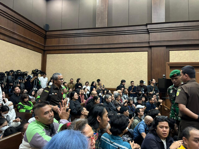 Suasana sidang perdana Eks Mendikbudristek Nadiem Makarim dengan agenda pembacaan dakwaan dalam kasus dugaan korupsi pengadaan laptop Chromebook di PN Jakpus pada Senin (5/1). Foto: Abid Raihan/kumparan