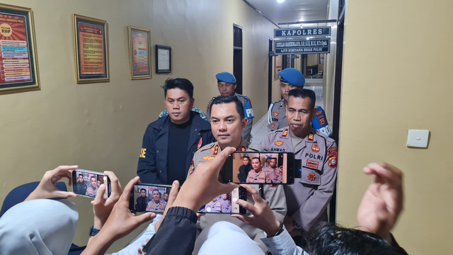 Kapolres Maros, AKBP Douglas Mahendrajaya menjawab pertanyaan wartawan, Senin (5/1). Foto: Dok. kumparan