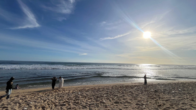 Foto Pantai dan deburan ombak. (doc. Diri Sendiri,2026)