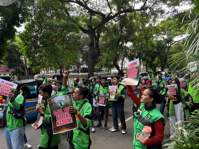 Ojol mitra GoJek menggelar demo di depan Gedung PN Tipikor, Jakpus untuk mendukung Nadiem Makarim yang menjalani sidang perdana dengan agenda pembacaan dakwaan dalam kasus dugaan korupsi pengadaan laptop Chromebook pada Senin (5/1). Foto: Abid Raihan/kumparan