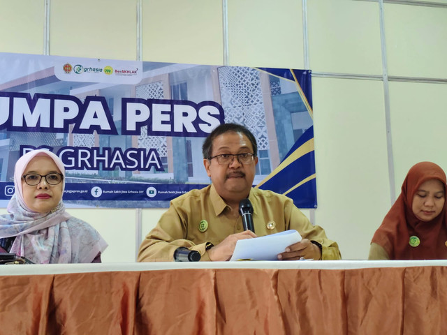 Dekan FIKes Unisa Dr Dewi Rokhanawati (kiri) dan Direktur RS Jiwa Grhasia dr Akhmad Akhadi (tengah) saat konferensi pers soal kasus keracunan mahasiswa, Senin (5/1/2026). Foto: Arfiansyah Panji/kumparan