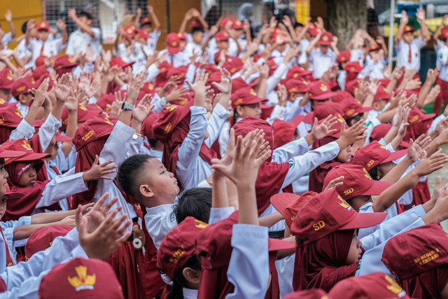 Sejumlah siswa melakukan senam Anak Indonesia Hebat saat hari pertama sekolah tahun 2026 di SDN 2 Kendari, Sulawesi Tenggara, Senin (5/1/2026). Foto: ANTARA FOTO/Iggoy el Fitra