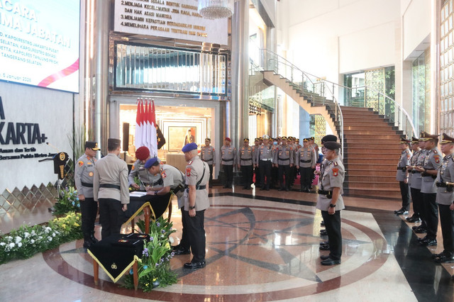 Kapolda Metro Jaya Irjen Asep Edi Suheri resmi melantik sejumlah Kapolres dan pejabat utama di Lobby Gedung Promoter, Polda Metro Jaya, Jakarta, Senin (5/1). Foto: Dok. Istimewa
