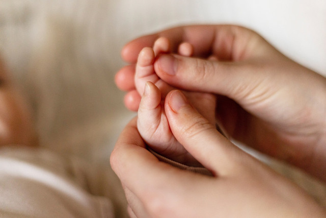 Ilustrasi pijat tangan anak. Foto: Natalya_Maisheva/Shutterstock