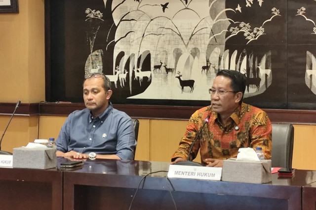 Menteri Hukum Supratman Andi Agtas dan Wakil Menteri Hukum Eddy Hiariej memberikan keterangan pers mulai berlakunya KUHP, KUHAP, dan UU Penyesuaian Pidana di Kantor Kementrian Hukum pada Senin (5/1/2026). Foto: Luthfi Humam/kumparan