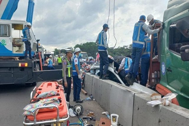 Petufas Satlantas Polres Batang sedang melakukan proses evakuasi kecelakaan di Tol Batang-Semarang, di Batang, Minggu (4/1/2026). Foto: Humas Polres Batang/HO/Antara
