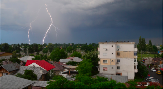 Ilustrasi badai petir/Canva