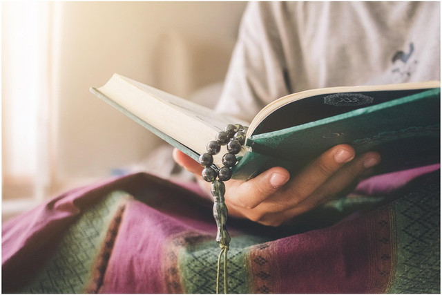 Seorang muslim sedang membaca Al-Qur'an. Foto: Pixabay