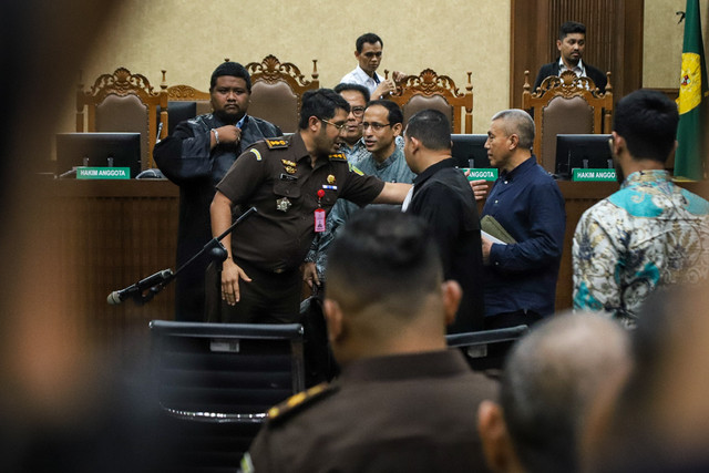Eks Mendikbudristek Nadiem Makarim didampingi penasihat hukum usai membacakan eksepsinya dalam kasus dugaan korupsi pengadaan laptop Chromebook di lingkungan Kemendikbudristek di Pengadilan Tipikor, Jakarta Pusat, Senin (5/1/2026). Foto: Iqbal Firdaus/kumparan