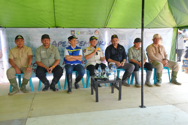 Mendagri Tito Karnavian usai Apel Pembukaan Tim Satgas Kemendagri dalam rangka Percepatan Aktivasi Pemerintahan dan Pelayanan Publik Pascabencana Aceh di Aceh Tamiang, Aceh, Senin (5/1/2026). Foto: Kemendagri RI