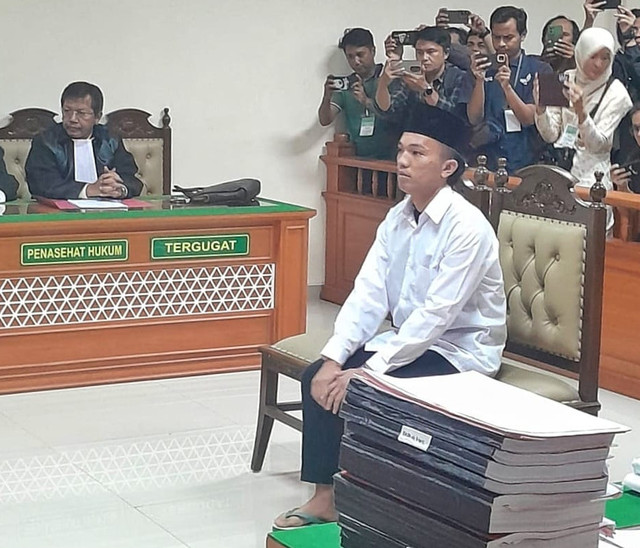 Alvian Maulana Sinaga di kursi terdakwa di PN Indramayu, Senin (5/1/2026). Dok: Panji Asmara/kumparan