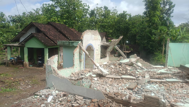 Proses pembongkaran Masjid Al-Huda Pedukuhan Gari, Kapanewon Wonosari, Kabupaten Gunungkidul. Foto: Masjid Al-Huda