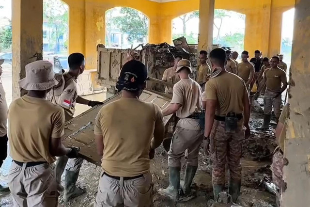 Praja IPDN bersih-bersih kantor Pemerintah Aceh. Foto: Bakom RI