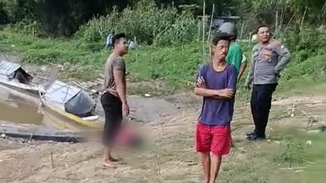 Petugas saat evakuasi mayat perempuan yang ditemukan mengapung di aliran Sungai Bengawan Solo, Desa Simo, Kecamatan Soko, Kabupaten Tuban. Senin (05/01/2026) (Aset: Istimewa)