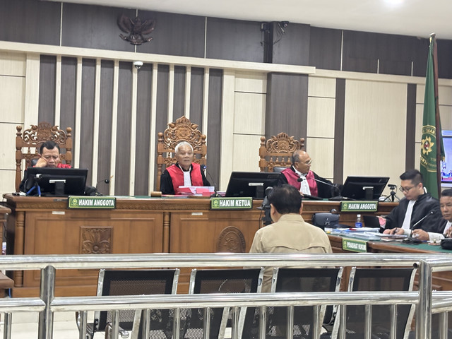 Dua bos PT Sritex Iwan Setiawan Lukminto (kemeja coklat) dan Iwan Kurniawan Lukminto (kemeja putih)  dalam sidang eksepsi di Pengadilan Tipikor Semarang, Senin (5/1/2026). Foto: Intan Alliva Khansa/kumparan