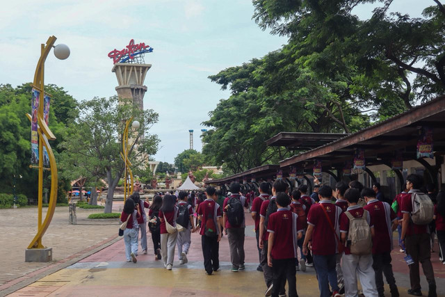 Rombongan SMA Trinitas Bandung mengunjungi wahana di Dufan, Jakarta. (Foto: Johannes Alexander Putra, S.Pd)