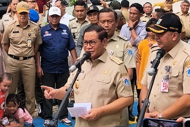 Gubernur Jakarta Pramono Anung memberikan arahan saat melakukan peninjauan Taman Gapura Muka Cakung, Jakarta Timur, Selasa (6/1/2026). Foto: Jeni Ritanti/kumparan