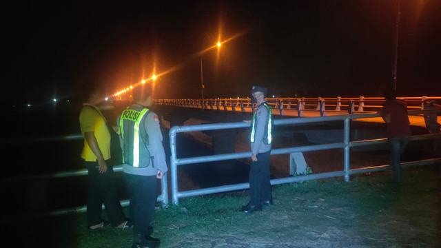 Petugas, saat lakukan olah TKP di jembatan Bendung Gerak turut ‎Desa Ngringinrejo, Kecamatan Kalitidu, Kabupaten Bojonegoro. Senin (05/01/2026) (Aset: Istimewa)