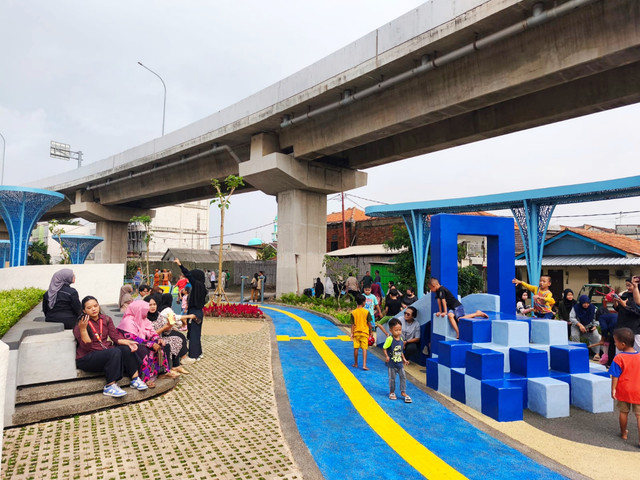 Warga sekitar tengah menikmati fasilitas Taman Gapura Muka Cakung, Jakarta Timur, Selasa (6/1/2026). Foto: Jeni Ritanti/kumparan