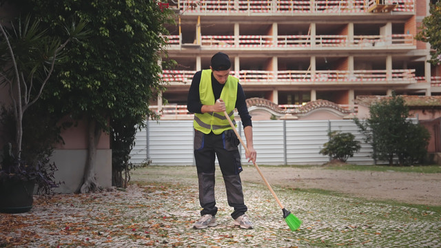 Ilustrasi menyapu taman. Foto: Romanchini/Shutterstock