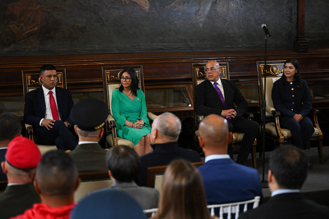 Presiden sementara Venezuela Delcy Rodriguez, Ketua Majelis Nasional Jorge Rodriguez, Wakil Ketua Pertama Majelis Nasional Pedro Infante dan Wakil Ketua Kedua Grecia Colmenares menghadiri sidang Majelis Nasional di Caracas, Senin (5/1/2026). Foto: Federico Parra/AFP