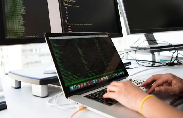 Ilustrasi materi informatika kelas 8 semester 2. Sumber: Unsplash/Christina @wocintechchat.com M