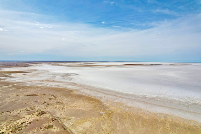 Lake Eyre, danau raksasa di Australia. Foto: totajla/Shutterstock