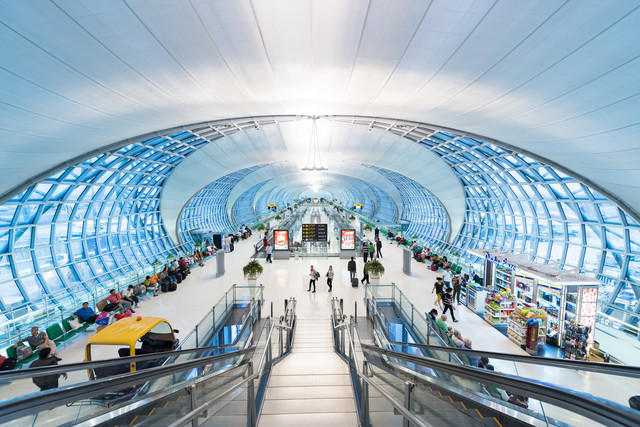 Ilustrasi turis di bandara di Thailand. Foto: withGod/Shutterstock