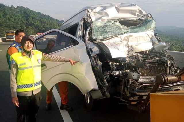 Kondisi minibus yang membawa rombongan guru asal Jakarta yang menabrak truk di Tol Ungaran, Kabupaten Semarang, Jawa Tengah, Selasa (6/1/2026). Foto: Dok. Polres Semarang