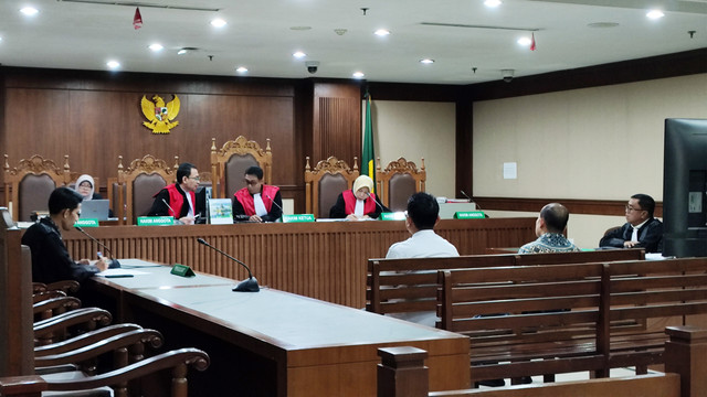 Dua mantan petinggi PT Pembangunan Perumahan (PP) menjalani sidang dakwaan dugaan korupsi proyek fiktif di Pengadilan Tipikor Jakarta, Selasa (6/1). Foto: Jonathan Devin/kumparan