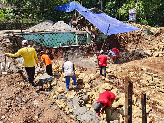 Warga bekerja membangun konstruksi dinding penahan tanah Masjid Al-Huda di Pedukuhan Gari, Kapanewon Wonosari, Kabupaten Gunungkidul, Selasa (6/1). Foto: Arfiansyah Panji/kumparan