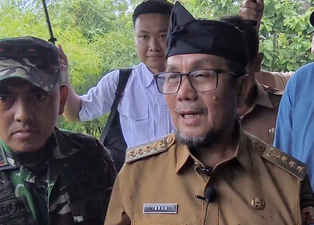 Bupati Cirebon, Imron Rosyadi, saat meninjau kebun kelapa sawit di wilayah Kecamatan Pasaleman, Senin (5/1/2026). Foto: kumparan