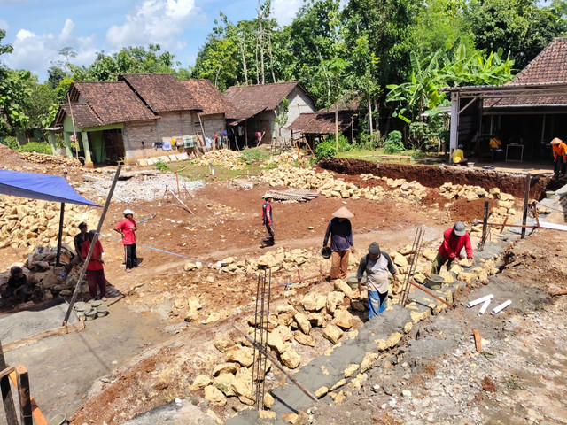 Warga bekerja membangun konstruksi dinding penahan tanah Masjid Al-Huda di Pedukuhan Gari, Kapanewon Wonosari, Kabupaten Gunungkidul, Selasa (6/1). Foto: Arfiansyah Panji/kumparan