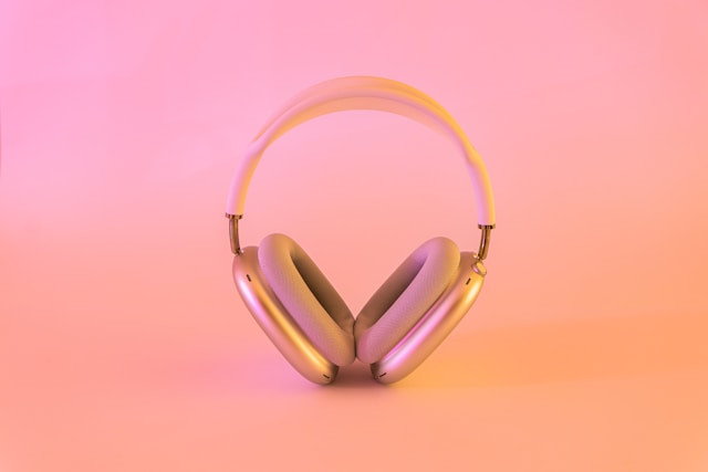 Ilustrasi headset untuk pemakaian jangka panjang. Foto: Ervo Rocks/Unsplash