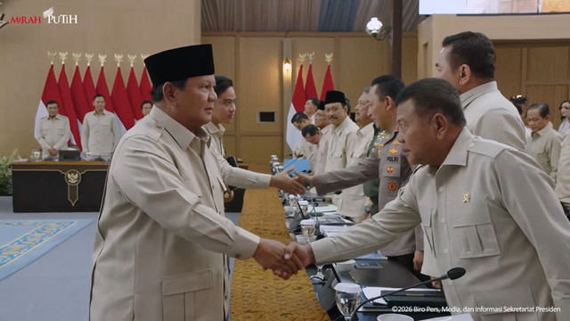Presiden Prabowo bersalaman dengan jajaran Kabinet Merah Putih saat Taklimat Awal Tahun di Hambalang, Selasa (6/1/2026). Foto: YouTube/ Sekretariat Presiden