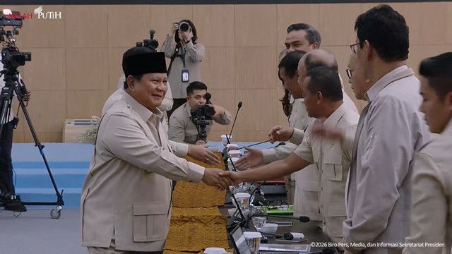 Presiden Prabowo bersalaman dengan jajaran Kabinet Merah Putih saat Taklimat Awal Tahun di Hambalang, Selasa (6/1/2026). Foto: YouTube/ Sekretariat Presiden