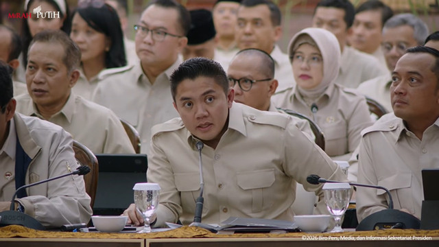 Seskab Teddy Indra Wijaya dalam Taklimat Awal Tahun di Hambalang, Selasa (6/1/2026). Foto: YouTube/ Sekretariat Presiden